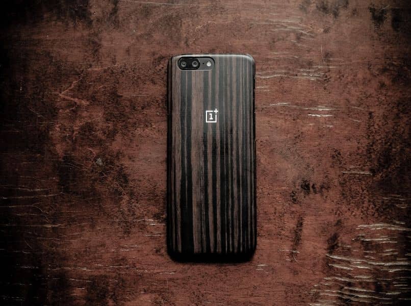 oneplus sobre una mesa de madera marrón