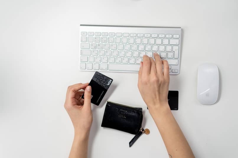 una persona escribiendo en un teclado inalámbrico