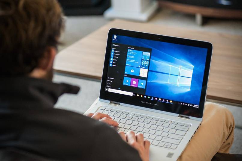 una persona usa una computadora portátil con Windows