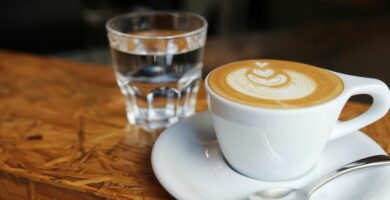 El agua es una bebida muy saludable. Unos investigadores de Harvard han encontrado otra igual de sana: el café