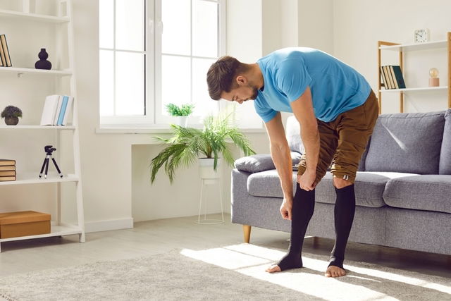 Joven usando medias de compresión