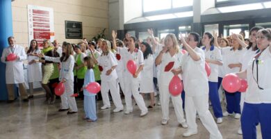 Profesionales, pacientes y visitantes del Hospital La Ribera se unen en una iniciativa para solicitar la declaración del día nacional de niños hospitalizados