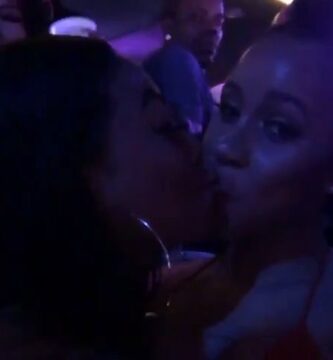 Cardi B besando otra chica