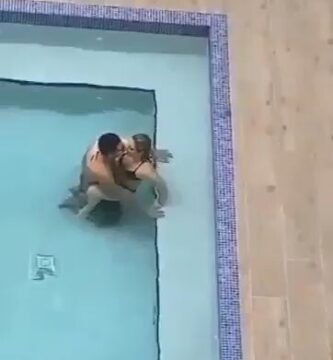 Follando en la piscina de un hotel
