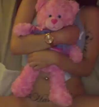 Le encanta que se la metan con su peluche