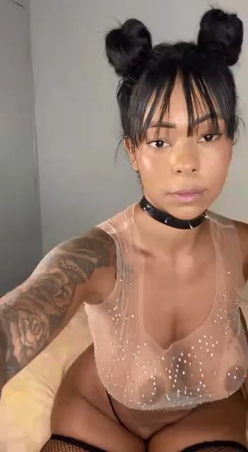 Morena con cuerpazo para masturbarse