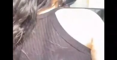 Se quita la ropa en la calle