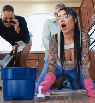 Están siendo atacando a su criada cuando su esposa fue a comprar