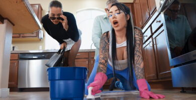 Están siendo atacando a su criada cuando su esposa fue a comprar