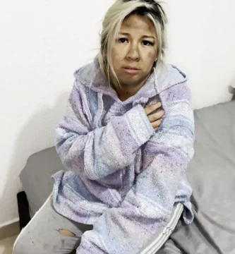Apilando a una niña sucia de la calle