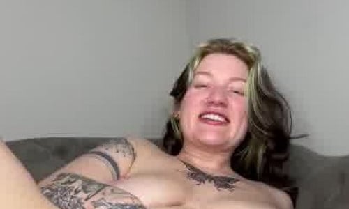Ariakai tira desnuda y luego juega consigo misma
