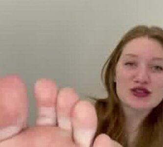 Ariakai's travieso consolador footjob