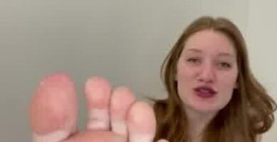 Ariakai's travieso consolador footjob