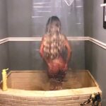 Barbie Rican tomando una ducha