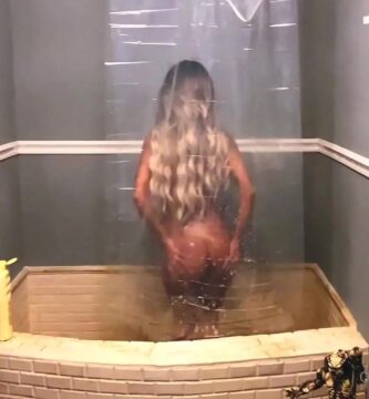 Barbie Rican tomando una ducha