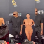 Bianca Censori novia de Kanye West llega desnuda a los Grammy