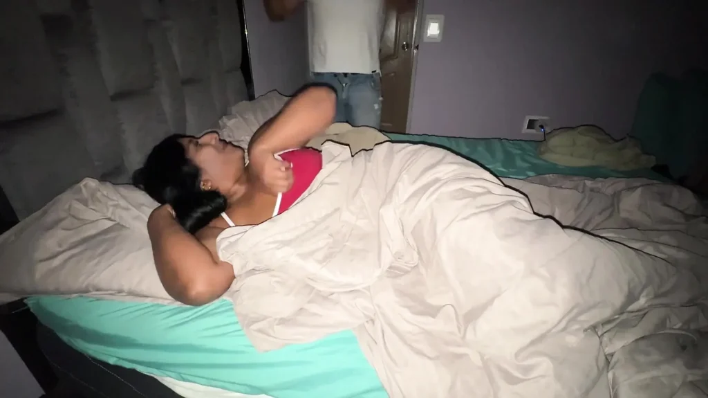 El culo del culo se mete en su cama por la mañana y es muy frustrante.