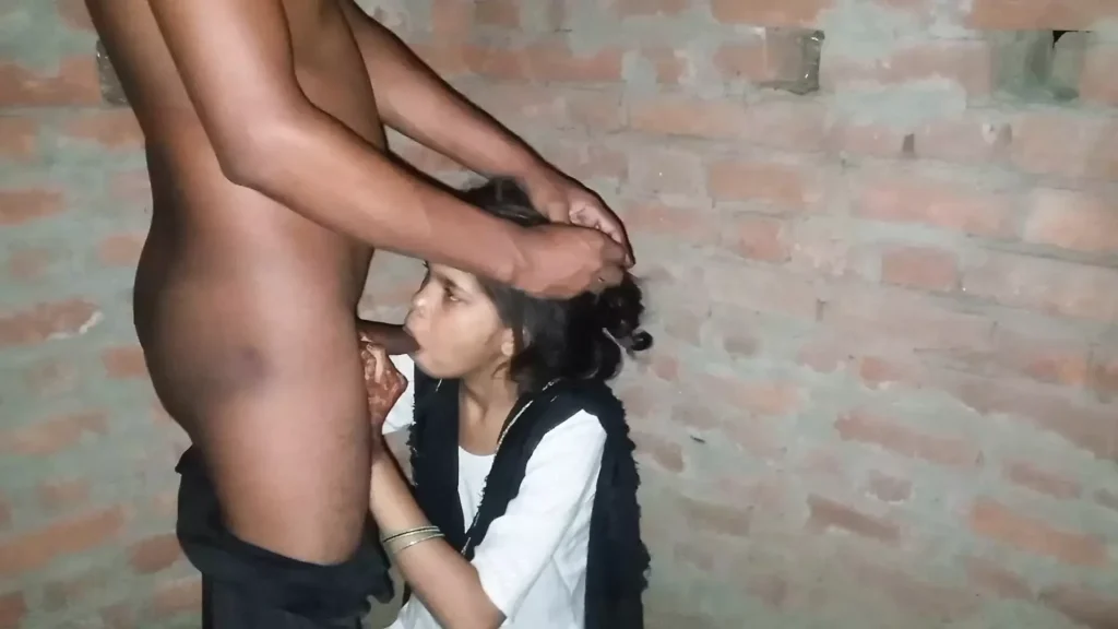 El padre de la niña fue a una boda y luego entró en la casa y dejó a su hija.