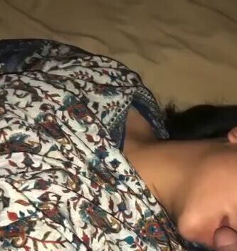 Encontro a su prima durmiendo desnuda
