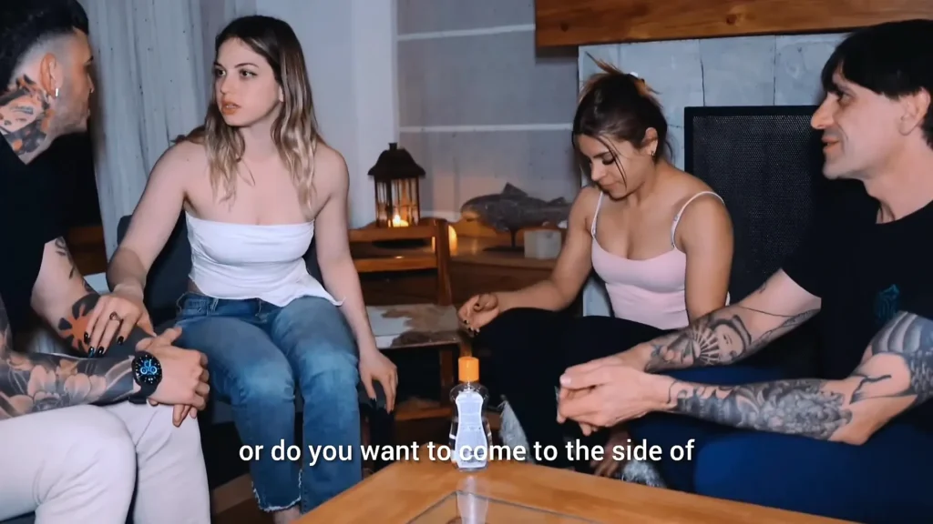 Fiesta de fiesta con amigos. Un hombre fuerte y mucho semen en la cara.