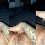 Hailey Queen en éxtasis con sus dedos llenos de leche