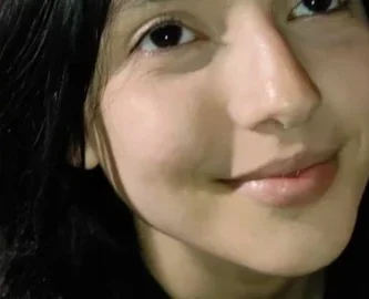 Hormiguear a una persona joven encantadora y una joven no delgada en el interior