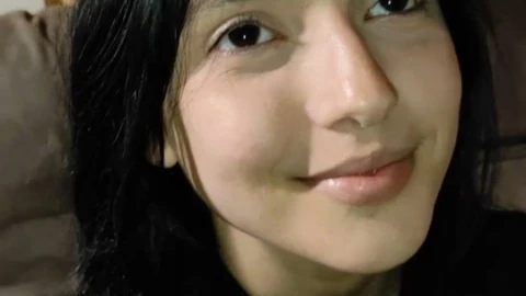 Hormiguear a una persona joven encantadora y una joven no delgada en el interior