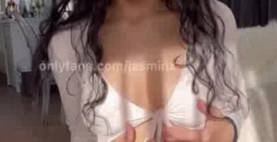 Hottie Jasminx tiras y luego se masturba