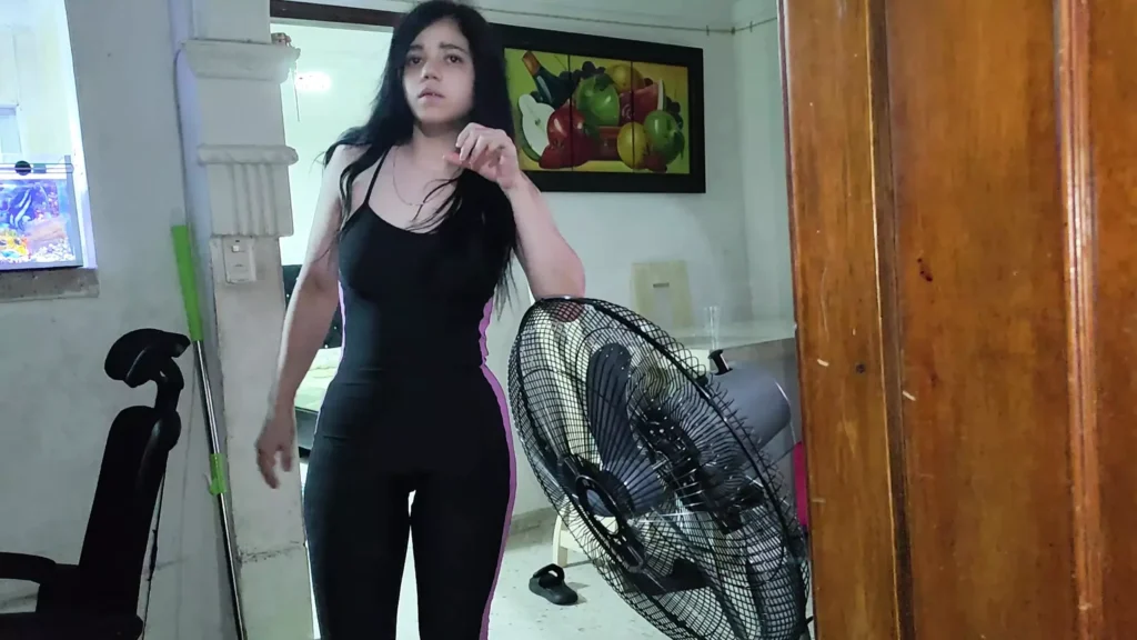 Joven adolescente de 18 graba su primer porno en mi casa