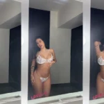 Kim Shantal probando bikini blanca en el espejo