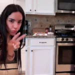 Kimberly Loaiza cocinando con su enorme culazo