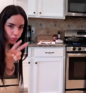Kimberly Loaiza cocinando con su enorme culazo