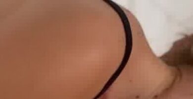 LEMS7 mantiene el contacto visual mientras da la cabeza