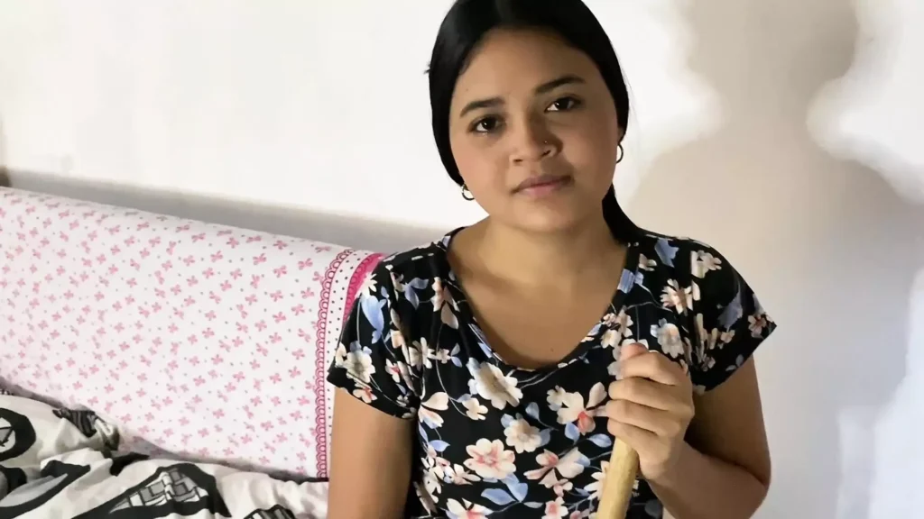 La criada tiene sexo con su empleador a cambio de su salario