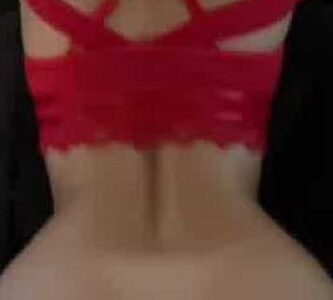 La diosa Olivia Mae se llena en el sofá