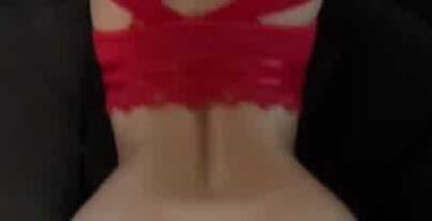 La diosa Olivia Mae se llena en el sofá