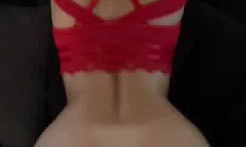La diosa Olivia Mae se llena en el sofá