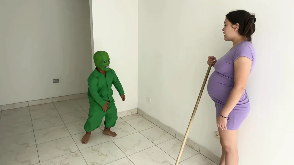 La latina promedio de Latie tiene un pequeño monstruo en la casa que intercambia náuseas.