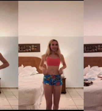 Lil Tay probandose su pijama para irse a dormir