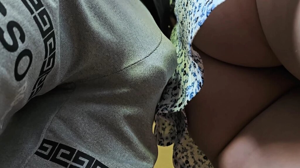 Los inusuales se mueven con fuerza en su ropa completamente