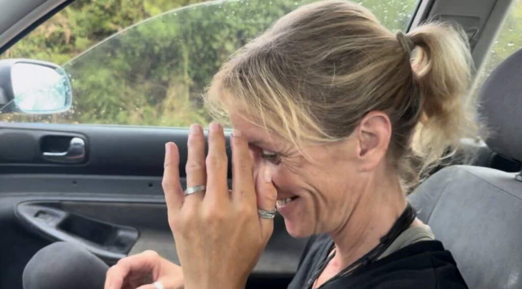 Mamada accidental en el auto: cómo absorben, me acuesto sobre su boca antes de que tengas mi polla fuerte.