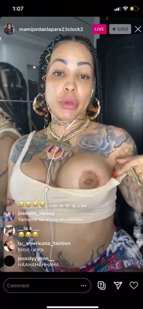 Mami Jordan enseña una teta en live de instagram