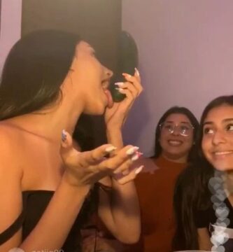 Mariam Obregon se mete pepino en la boca