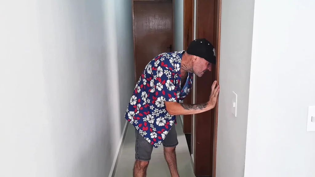 Mayor atrae a una chica joven y lo folla en el baño.