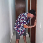 Mayor atrae a una chica joven y lo folla en el baño.