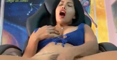 Mujer Luna Bella masturbándose y se corre