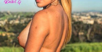 Pack de Karol G semidesnuda
