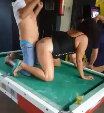 Se folla a la hermana de su mejor amigo en una mesa de billar