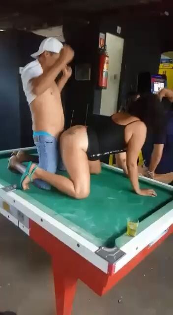 Se folla a la hermana de su mejor amigo en una mesa de billar