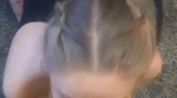 Se la saca como una perra y se le tira en la cara